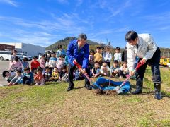 今年も保育園横にサクラの苗木植樹　日高信金　広尾