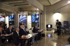 銀河の森天文台について、津田館長（右端）の説明を聞く参加者たち