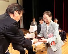 文化賞を受賞した新得短歌会。代表してタ盾を受け取る斉藤副会長