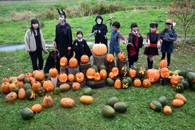 清流のご近所４家族がハロウィーン仮装、かぼちゃの飾り付け～こぼれ話