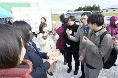 士幌高校のシーベリーのグラノーラバーを試食する教師海外研修の参加者ら