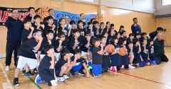 設立５０周年を迎えた広尾ミニバスケットボール少年団の団員と役員、指導者（後列右奥が佐々木会長）