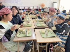 「豚ジンギスカンおいしい」　帯広卸売市場の食材で給食　本別の児童ら 10
