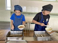 「豚ジンギスカンおいしい」　帯広卸売市場の食材で給食　本別の児童ら 6