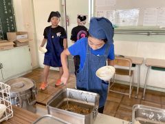 「豚ジンギスカンおいしい」　帯広卸売市場の食材で給食　本別の児童ら 7