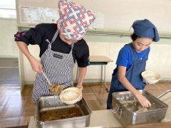 「豚ジンギスカンおいしい」　帯広卸売市場の食材で給食　本別の児童ら 8