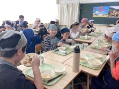 「豚ジンギスカンおいしい」　帯広卸売市場の食材で給食　本別の児童ら 9