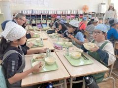 「豚ジンギスカンおいしい」　帯広卸売市場の食材で給食　本別の児童ら