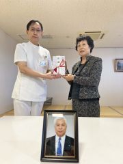一条院長（左）に１０００万円の目録を手渡す高橋前町長の妻の照子さん