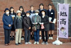 ツアーに参加した町民と池田高校の生徒たち