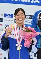 女子１０ｋｍで２位に入り、世界選手権の日本代表を決めた蝦名愛理。表彰台で満面の笑顔を見せる（金野和彦撮影）