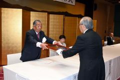 小野町長（右）から表彰額を受ける宮村さん（左）