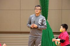 参加者に指導するバレーボール日本代表前監督の中垣内さん