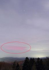 銀河の森天文台で撮影された低緯度オーロラ（６日午前２時４６分。キヤノンＥＯＳ６Ｄ、２０ミリＦ４、ＩＳＯ６４００、露出１５秒）