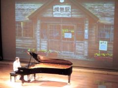 ピアノを演奏する中村さん