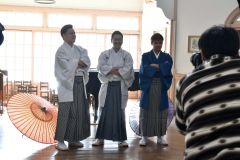 羽織袴姿で記念写真を撮影する（左から）下野さん、堀田理事長、窪田さん
