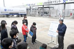 ＬＢＭ製造プラントについて説明を受ける上士幌小児童