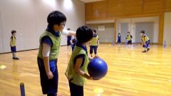 忍者バトルでボールを投げる場所をアドバイスする「上忍コース」の小学生