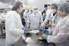 シーベリーの種や皮でクッキー作りに挑戦するキルギスの国立農業大学付属農業技術カレッジの生徒と士幌高生
