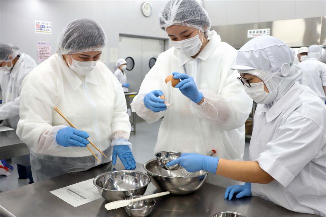士幌高校とキルギスの学生　共同でクッキー開発中　シーベリーの皮や種活用