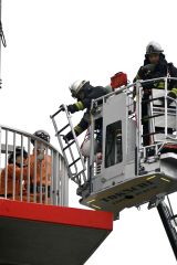 はしご車での救助訓練を行う署員たち