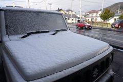 うっすらと雪が積もった車のボンネット（１１日、午前８時ごろ、新得町内。平田幸嗣撮影）