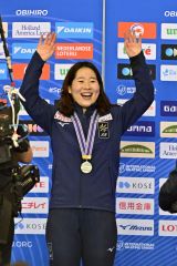 女子３０００メートルで２位に入り、表彰台から応援席に手を振る堀川桃香選手（金野和彦撮影）
