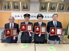 表彰を受けた（左から）村松さん、朝倉さん、山田さん、正者さん