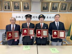 表彰を受けた（左から）村松さん、朝倉さん、山田さん、正者さん