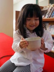 茂岩茶道会による接待コーナーでお茶を楽しむ子ども