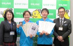 中札内の山村さんと野原さん　水泳全国大会での上位入賞を報告