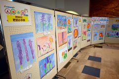 老人保健福祉センターに展示された児童の作品