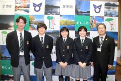 渡辺町長（右端）にカナダ研修の体験を報告する、足寄高校の（左から）小嶋さん、大橋さん、伊藤さん、山下さん