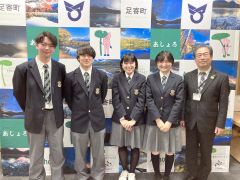 渡辺町長（右端）にカナダ研修の体験を報告する、足寄高校の（左から）小嶋さん、大橋さん、伊藤さん、山下さん