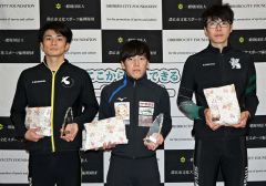 男子１万メートルの表彰台。中央は優勝した遠藤、左は２位の干川、右は３位の菊池
