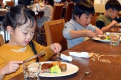 テーブルマナーを学びながらフルコース料理を楽しむ園児ら