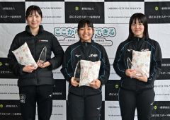女子５００メートルの表彰。中央は優勝の奥秋、左は２位の黒川、右は３位の竹田