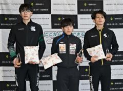 男子５０００メートルの表彰台。中央が優勝した遠藤、左は２位の菊池、右は３位の干川