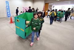 荷物の集荷を体験する子どもたち（須貝拓也撮影）