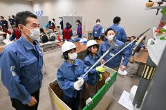 電線の保守作業を体験する子どもたち（須貝拓也撮影）