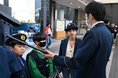 警察官に扮し警棒の仕組みを学ぶ子どもたち（須貝拓也撮影）