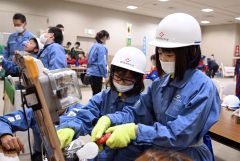 電気工事の配線作業を体験する子どもたち（須貝拓也撮影）