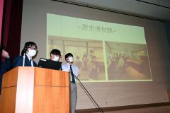 台湾見学旅行の概要を報告する生徒