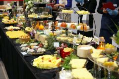 チーズの監修は、チーズの専門家「フロマジェ」の世界大会で３位に入賞した「ＴＯＹＯ　Ｃｈｅｅｓｅ　Ｆａｃｔｏｒｙ」（芽室）取締役の長原ちさとさんが協力。華やかな盛り付けで会場を彩った