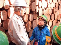 児童に森の働きなどを説明する杉江さん（左）