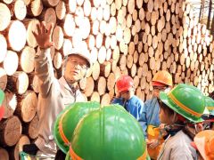 児童に森の働きなどを説明する杉江さん（左）
