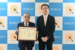 ２２日には米沢市長（右）から広瀬代表（左）に感謝状が手渡された