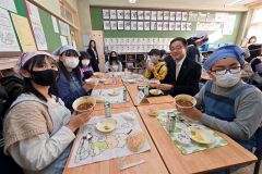 地場産食材をふんだんに使った給食を米沢市長と一緒に味わう児童（須貝拓也撮影）