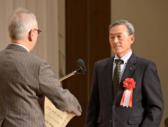 土屋副知事から賞状を受け取る蓑島さん