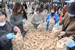 マチルダ抱え芽室に「大感謝」　町ＰＲの祭りにぎわう